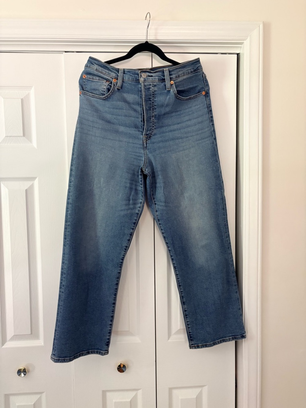 Levi Ribcage Straight Jeans - Like New, Excellent Condition - Picture 5 of 6